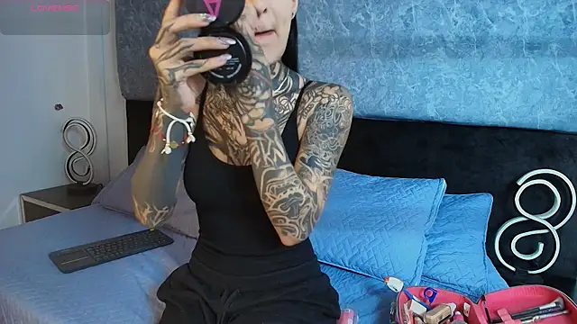 Evangeline heell online show from April 9, 2026, 10:10 am