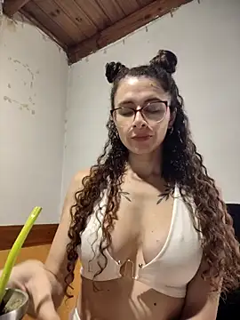 Nanucurlyxx online show from April 14, 2026, 4:12 pm