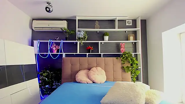 StephieRousee online show from February 22, 2026, 6:27 am