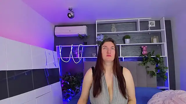 StephieRousee online show from April 8, 2026, 5:20 am