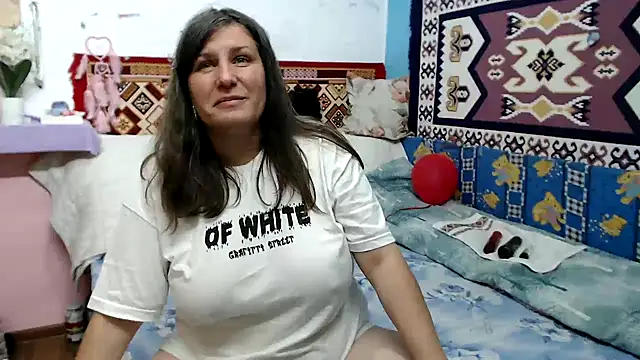 Snapshot of Adelinemilf chatting on June 11, 2026, 7:27 am Adelinemilf online show from June 11, 2026, 7:27 am