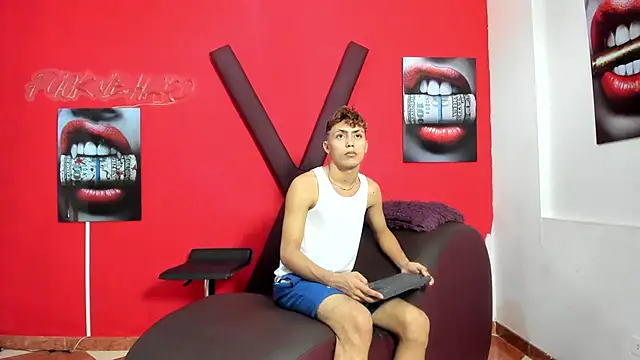 Snapshot of AVENGER_BOYS2026 chatting on April 20, 2026, 7:15 pm AVENGER BOYS2026 online show from April 20, 2026, 7:15 pm