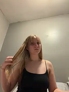 tinyblondebarbie online show from June 3, 2026, 2:45 am