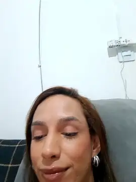 ofjuliaa online show from January 14, 2026, 9:18 pm