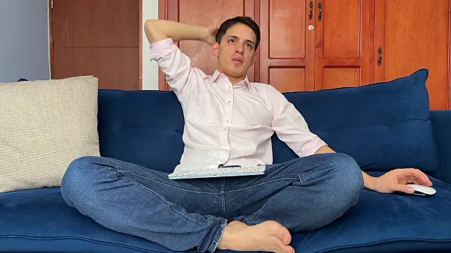 Snapshot of Enzho_liam chatting on January 14, 2026, 2:42 pm Enzho liam online show from January 14, 2026, 2:42 pm