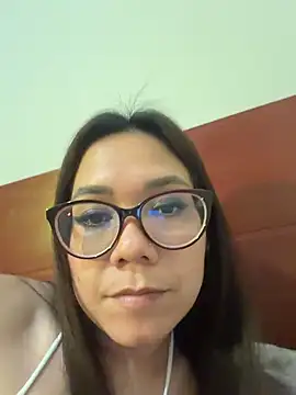 AlinayAlesso online show from January 7, 2026, 4:28 am