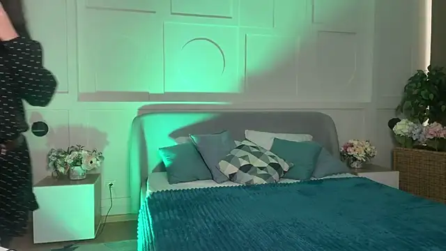  SilkyShadow  online show from April 8, 2026, 1:07 am