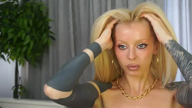 Snapshot of LanaReals chatting on March 4, 2026, 8:11 am LanaReals online show from March 4, 2026, 8:11 am