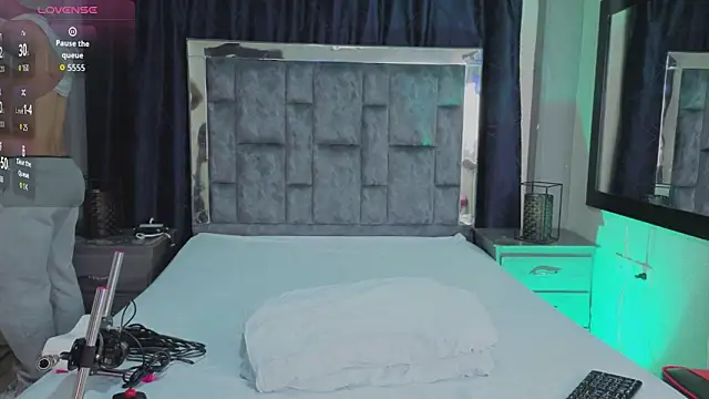 LeoMonnroe online show from April 15, 2026, 7:18 pm