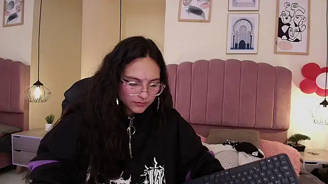 Hanabie  online show from April 12, 2026, 3:32 am