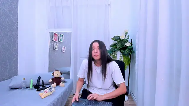 ViictoriiaSaenz online show from February 5, 2026, 4:08 am