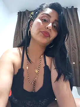 Snapshot of LunaRouuse_ chatting on May 16, 2026, 11:15 pm LunaRouuse online show from May 16, 2026, 11:15 pm