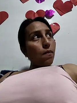 Snapshot of LunaRouuse_ chatting on February 26, 2026, 12:54 am LunaRouuse online show from February 26, 2026, 12:54 am