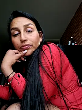 Snapshot of LunaRouuse_ chatting on February 23, 2026, 10:21 pm LunaRouuse online show from February 23, 2026, 10:21 pm