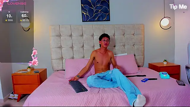 Snapshot of twink_royale18 chatting on January 13, 2026, 6:01 pm twink royale18 online show from January 13, 2026, 6:01 pm