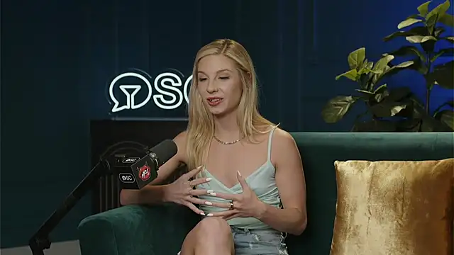 Snapshot of hollyrandall chatting on July 23, 2026, 9:11 pm hollyrandall online show from July 23, 2026, 9:11 pm