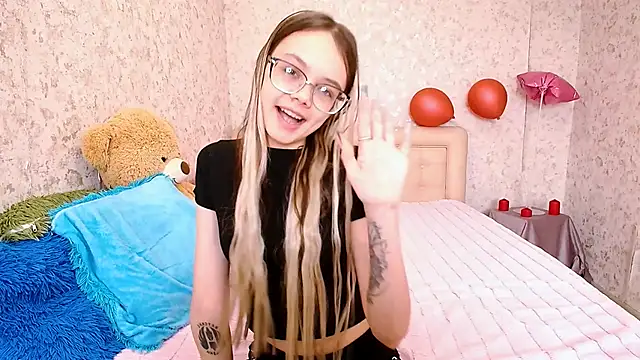 LolliStrawberry online show from March 26, 2026, 6:44 am