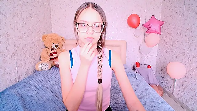 LolliStrawberry online show from March 6, 2026, 7:47 am