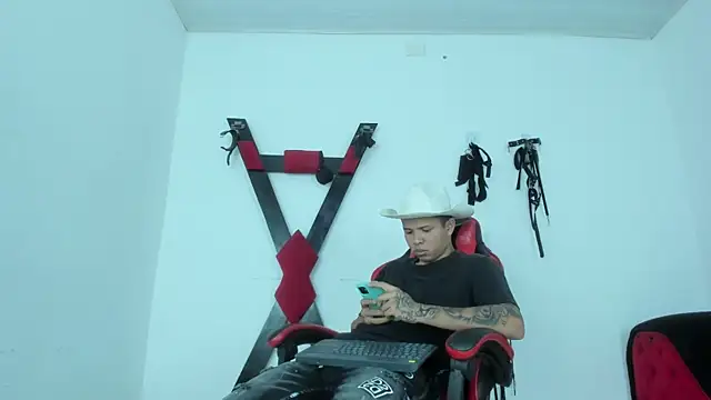 LatinsGuys18 online show from January 13, 2026, 11:47 am