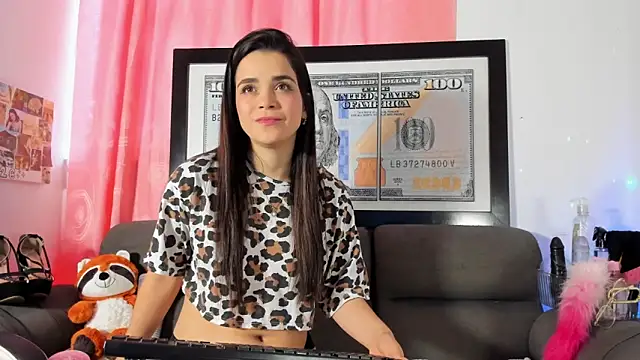 LucianaMoreau online show from April 8, 2026, 9:27 pm