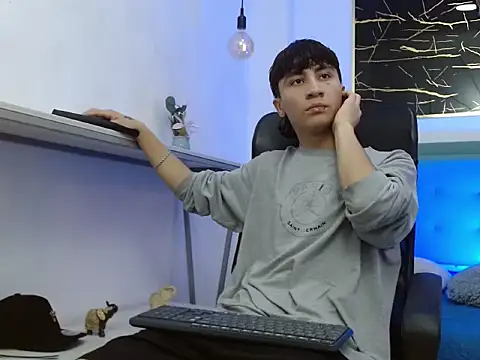 Snapshot of XanderGrey8 chatting on February 2, 2026, 7:13 pm XanderGrey8 online show from February 2, 2026, 7:13 pm