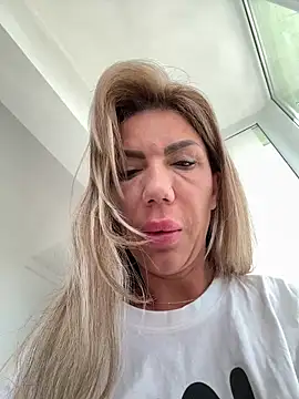 Snapshot of Missolevelvet chatting on April 17, 2026, 8:06 am Missolevelvet online show from April 17, 2026, 8:06 am