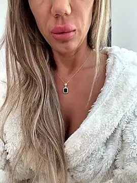 Snapshot of Missolevelvet chatting on April 16, 2026, 8:04 am Missolevelvet online show from April 16, 2026, 8:04 am