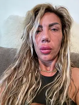 Snapshot of Missolevelvet chatting on April 7, 2026, 7:43 am Missolevelvet online show from April 7, 2026, 7:43 am