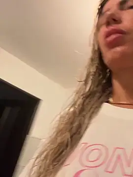 Snapshot of Missolevelvet chatting on April 8, 2026, 7:37 pm Missolevelvet online show from April 8, 2026, 7:37 pm