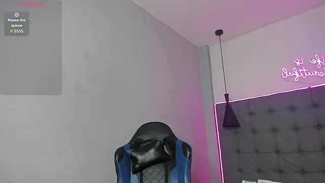 scarletcherry18 online show from April 17, 2026, 3:42 am