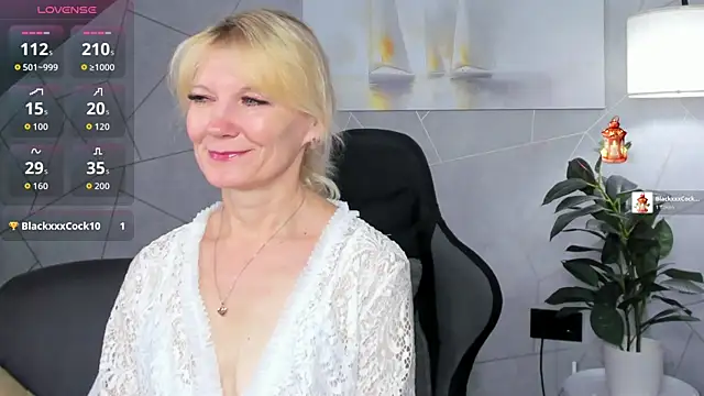 Snapshot of Julie_Lucas chatting on July 2, 2026, 12:11 am Julie Lucas online show from July 2, 2026, 12:11 am