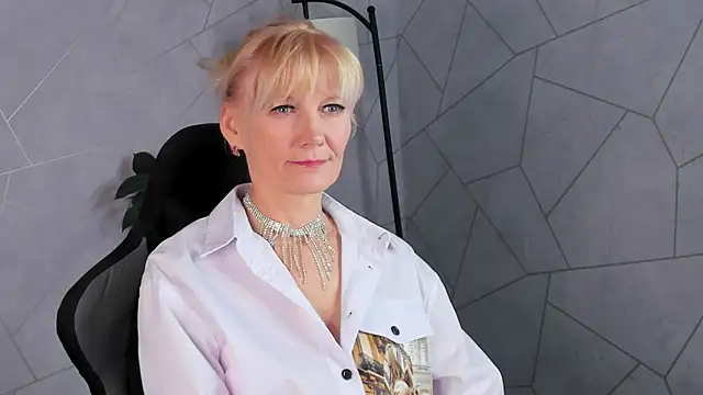 Snapshot of Julie_Lucas chatting on April 30, 2026, 1:01 am Julie Lucas online show from April 30, 2026, 1:01 am