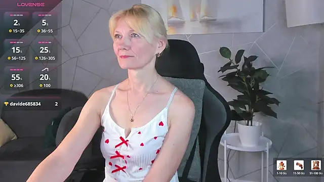 Snapshot of Julie_Lucas chatting on May 22, 2026, 12:19 am Julie Lucas online show from May 22, 2026, 12:19 am