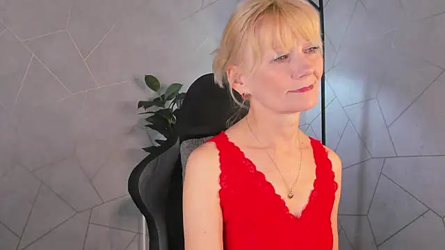 Snapshot of Julie_Lucas chatting on May 14, 2026, 12:07 am Julie Lucas online show from May 14, 2026, 12:07 am