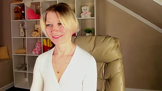 Julie Lucas online show from March 13, 2026, 12:48 am