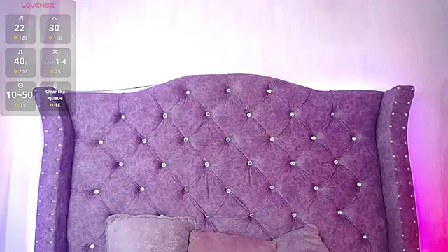 Snapshot of Violet_Collins1 chatting on April 18, 2026, 9:11 am Violet Collins1 online show from April 18, 2026, 9:11 am