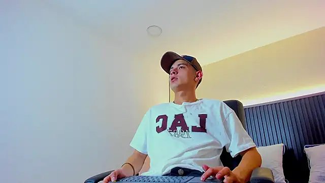 Snapshot of James_cute18 chatting on January 15, 2026, 2:37 am James cute18 online show from January 15, 2026, 2:37 am