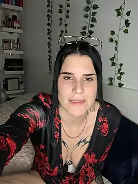 julieeeeee75 online show from January 13, 2026, 10:35 pm