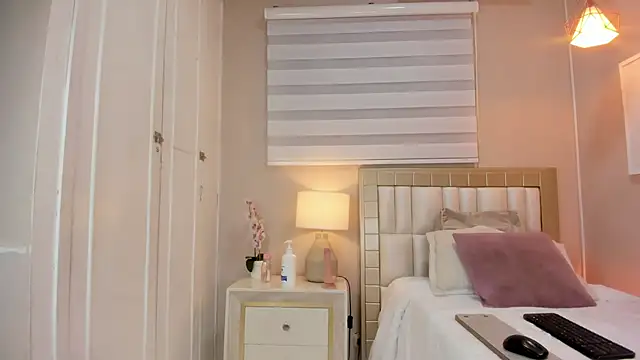 isabela  x online show from March 21, 2026, 11:36 am