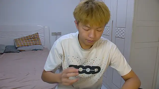 Chocolates-001 online show from March 13, 2026, 4:50 am