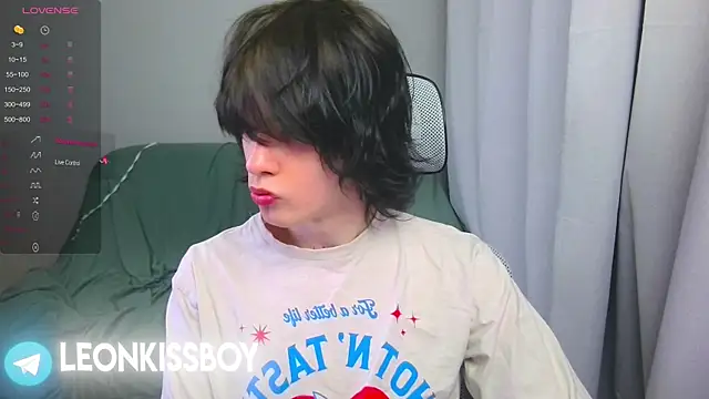 LeonBoykisser online show from April 10, 2026, 7:10 pm