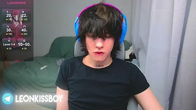 LeonBoykisser online show from April 15, 2026, 4:07 am