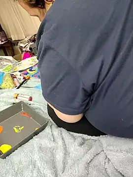 luvbug28 online show from March 25, 2026, 3:39 am