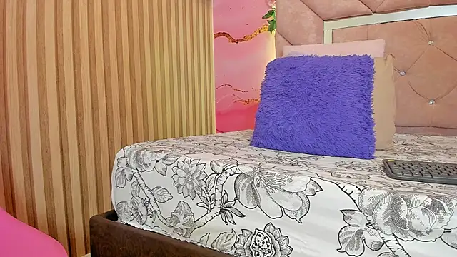 sweet  luna   online show from April 8, 2026, 11:01 am