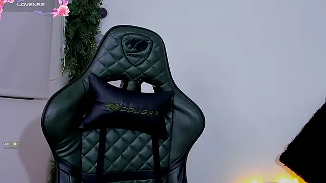 Noaah25  online show from April 4, 2026, 4:19 am