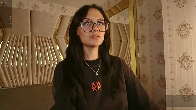 NiccolleHall online show from March 5, 2026, 1:40 pm