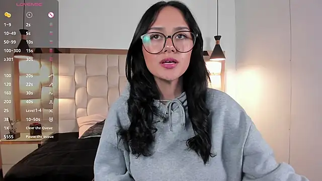 NiccolleHall online show from February 18, 2026, 3:41 pm