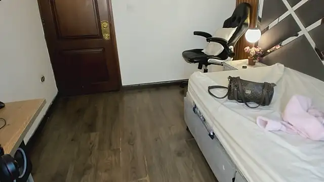 Ambarross  online show from April 15, 2026, 2:43 pm