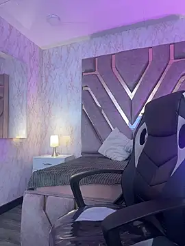 elodie rouge online show from April 14, 2026, 8:03 pm