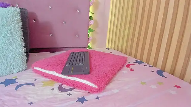 lovely  kiss   online show from April 22, 2026, 6:14 pm